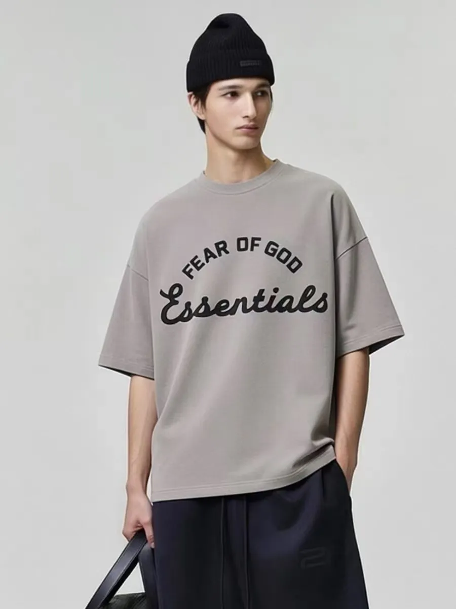 🦋Exclusive for cross-border supply🦋62 26 New Arrival shipment] Essentials SS 26 TRAINING 90'S SHORT SLEEVE TEE FADED DUNE Comfortable casual letter printed short-sleeved T-shirt for men. High-quality fabrics are made of Premium gram fabric! Silky and smooth! No deformation, no balling! FOG's three-step quality inspection system is rigorous, the workmanship is exquisite, and the upper body is comfortable, Breathable and textured. Customized 3D silicone nameplate on the back. Its design allows it to be worn in more occasions, whether it is sports or business, casual or formal, and can be perfectly integrated into the current outfit. The pure cotton fabric is sweat-absorbent and soft, which is very suitable for spring and autumn. Versatile is a beautiful and trendy item, so you won’t lose money if you buy it! Color: Retro Black Dune Smoke Gray Size: x S XL
